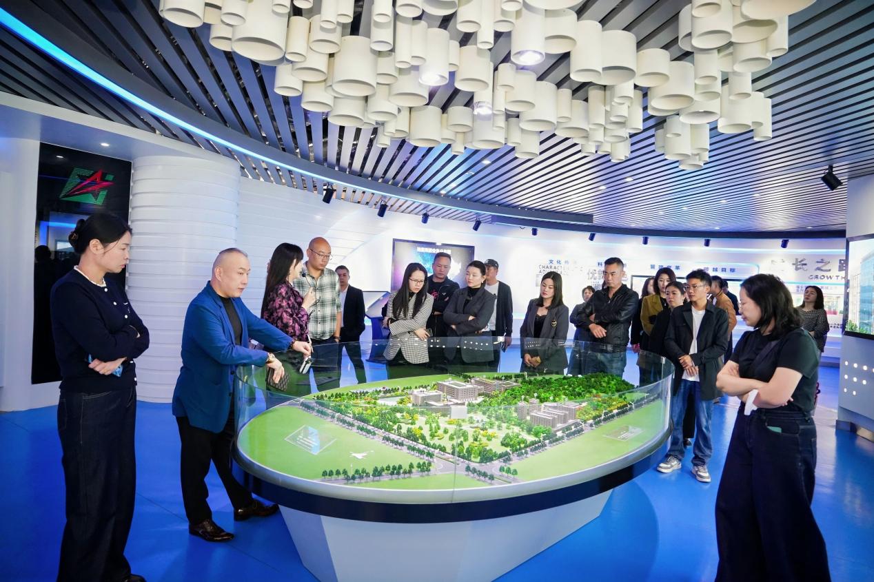 图:活动前夕,众多渠道代理商与业界人士参观神鹊健康母公司劲嘉集团展厅 神鹊健康科技神鹊闯神V5牡蛎肽